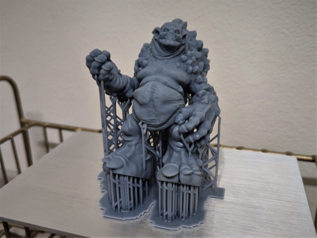 Troll na stole z podporami